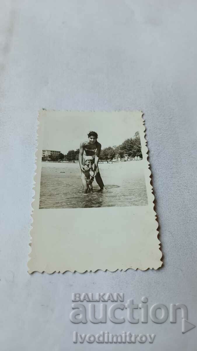 Снимка Млада жена и малко момченце на брега на морето