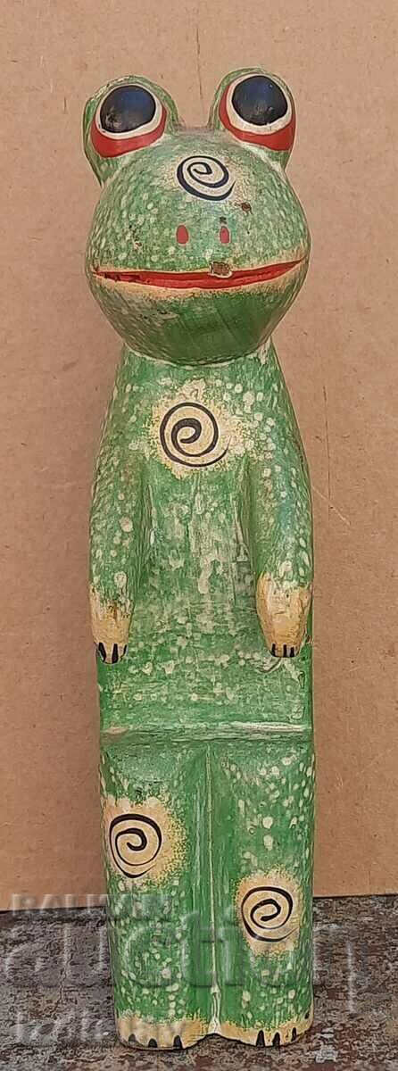 Figurină de broască din lemn.