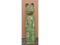 Статуетка на жаба изработена от дърво.