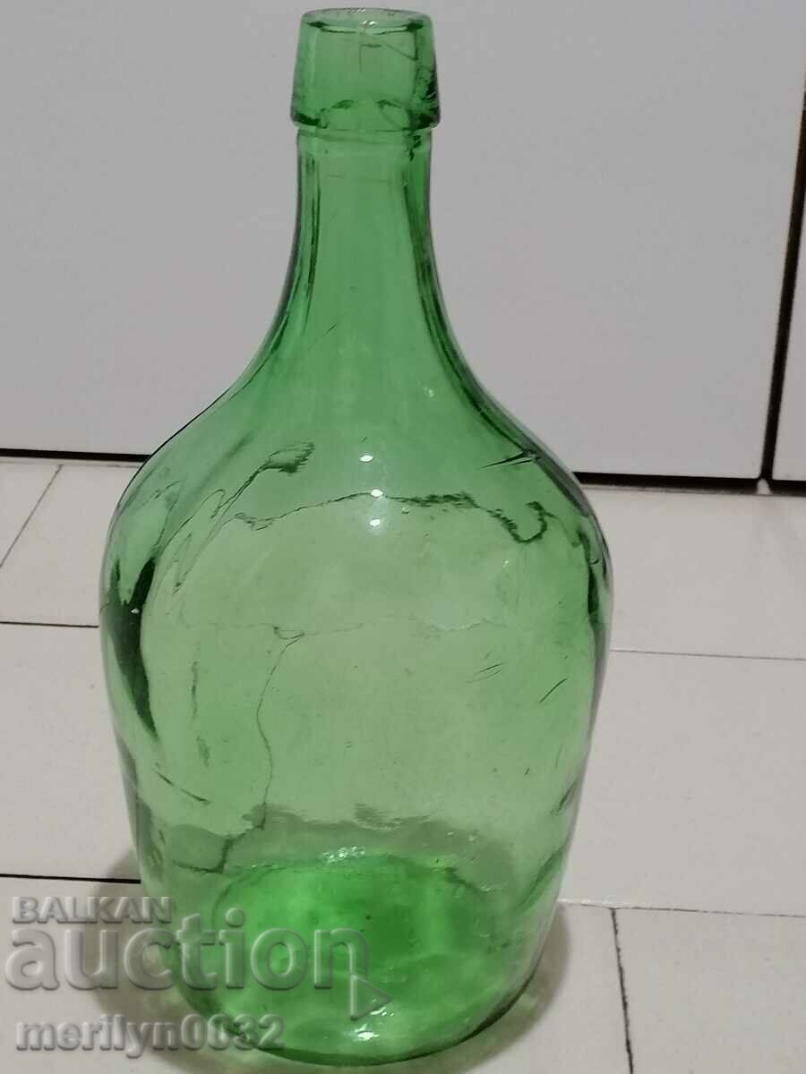 Стара дамаджана от стъкло за блага ракия и каращисано винце