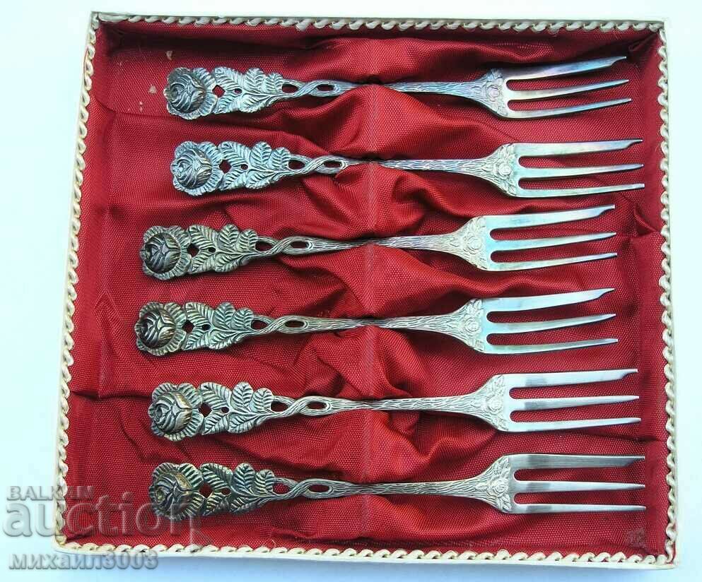 Un set de furculițe vechi, foarte groase, placate cu argint