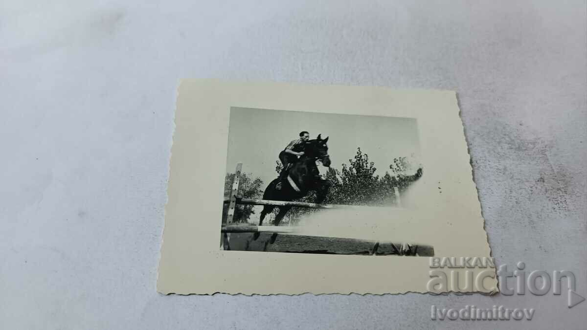 Foto Jockey cu calul lui