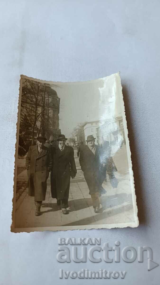 Fotografie Sofia Trei bărbați mergând de-a lungul Bd. Tsar Osvoboditel