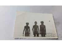 Снимка Три деца на брега на морето