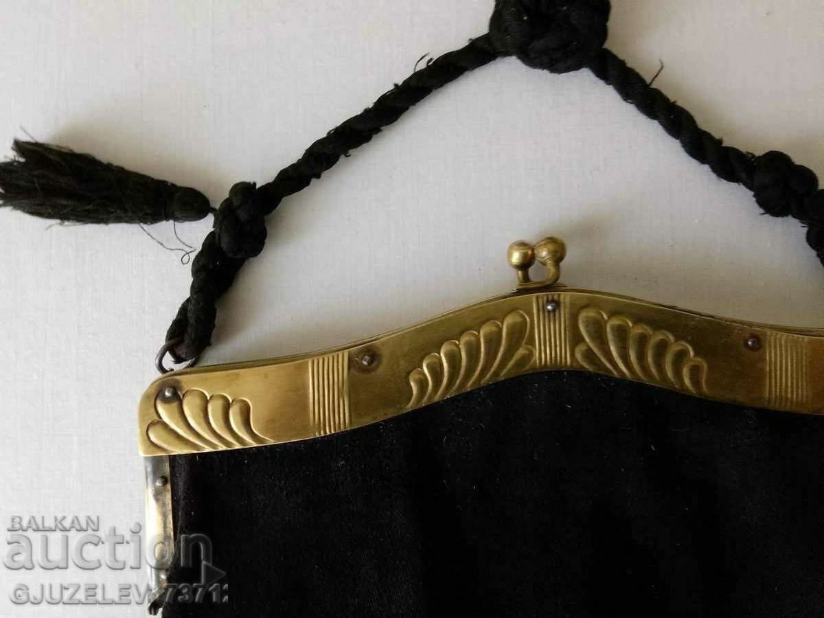 Geantă de mână din catifea neagră din secolul al XIX-lea, cu accesorii din alamă cu preț 249.00 BGN | € 127.31 Geantă de mână din catifea neagră din secolul al XIX-lea, cu accesorii din alamă cu preț 249.00 BGN | € 127.31