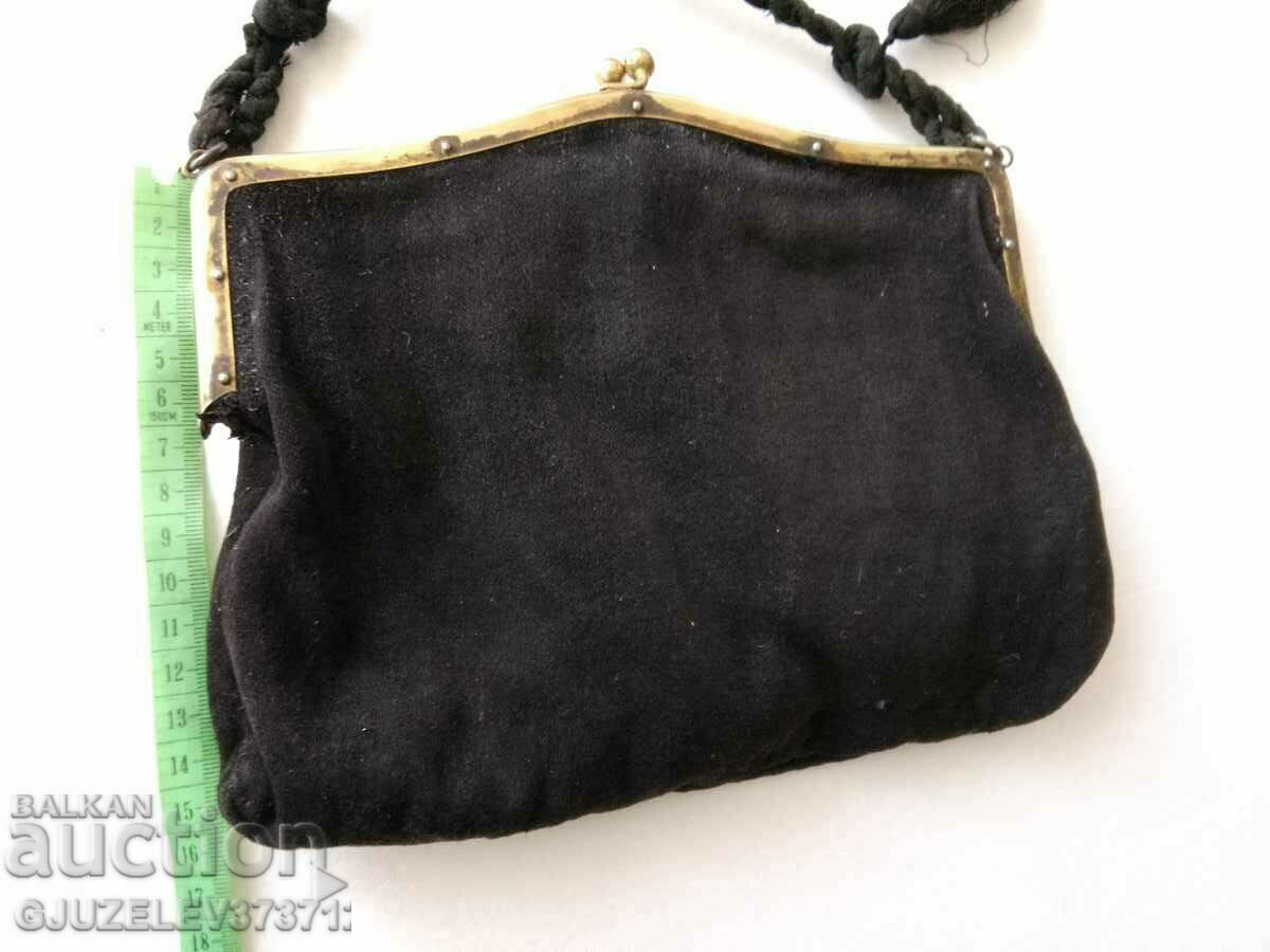 Licitație Geantă de mână din catifea neagră din secolul al XIX-lea, cu accesorii din alamă Licitație Geantă de mână din catifea neagră din secolul al XIX-lea, cu accesorii din alamă