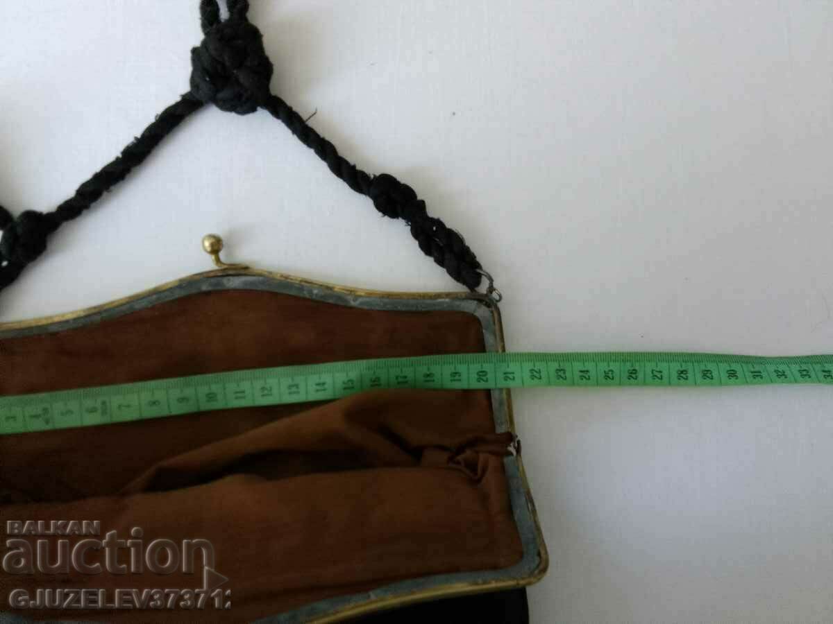 Livrarea Geantă de mână din catifea neagră din secolul al XIX-lea, cu accesorii din alamă Livrarea Geantă de mână din catifea neagră din secolul al XIX-lea, cu accesorii din alamă