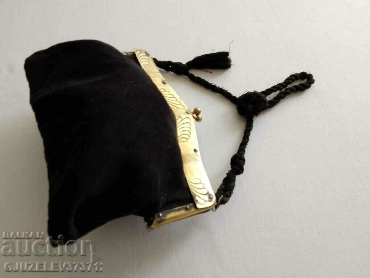 Geantă de mână din catifea neagră din secolul al XIX-lea, cu accesorii din alamă - 5 Geantă de mână din catifea neagră din secolul al XIX-lea, cu accesorii din alamă - 5
