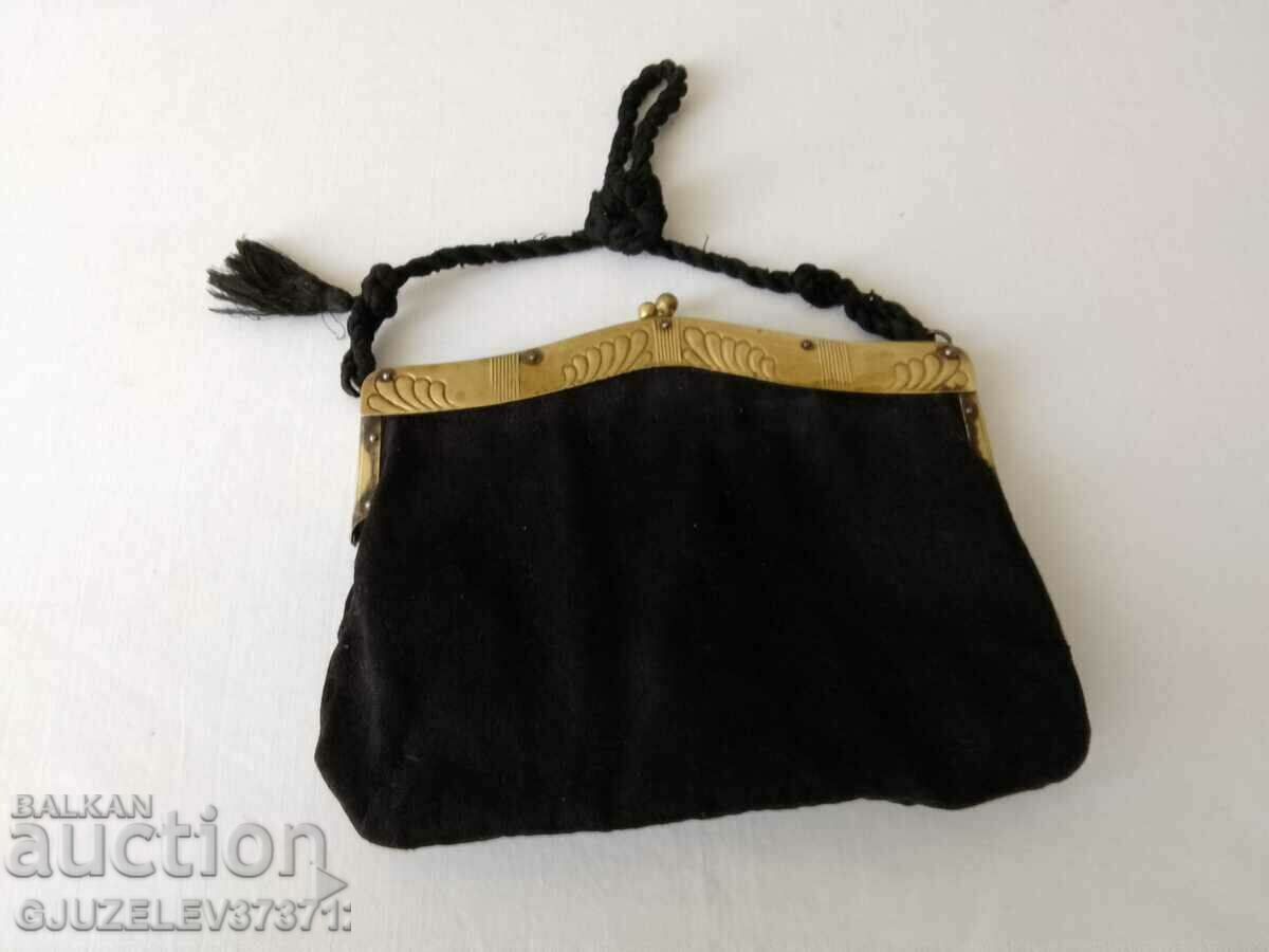 Geantă de mână din catifea neagră din secolul al XIX-lea, cu accesorii din alamă - 6 Geantă de mână din catifea neagră din secolul al XIX-lea, cu accesorii din alamă - 6