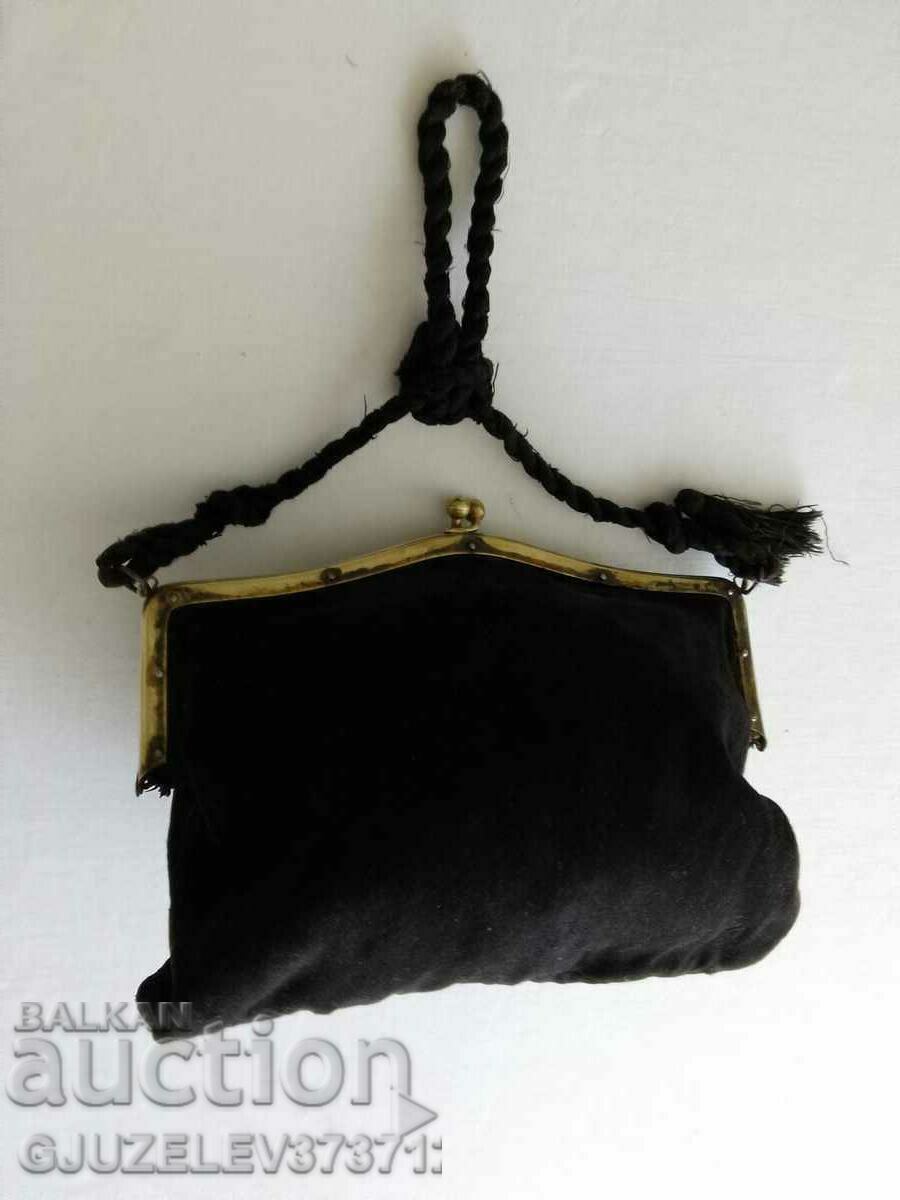 Geantă de mână din catifea neagră din secolul al XIX-lea, cu accesorii din alamă - 7 Geantă de mână din catifea neagră din secolul al XIX-lea, cu accesorii din alamă - 7
