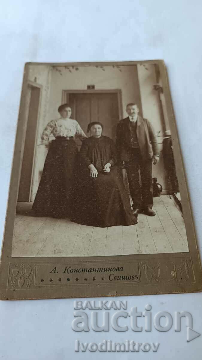 Foto Bărbat și două femei Carton