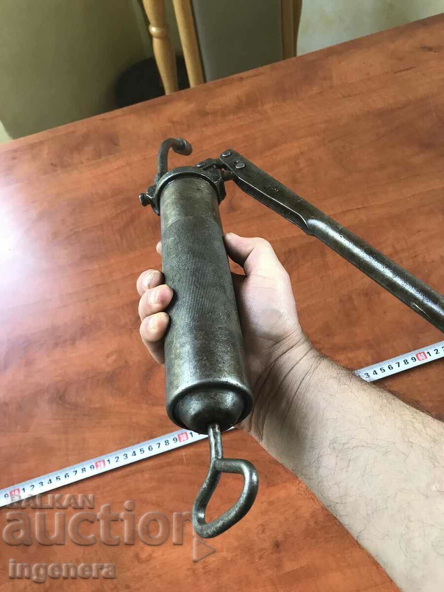 TAKALAMIT GREASING DEVICE OLD FROM SOTC MARKED-USSR with price 32.00 BGN | € 16.36 TAKALAMIT GREASING DEVICE OLD FROM SOTC MARKED-USSR with price 32.00 BGN | € 16.36