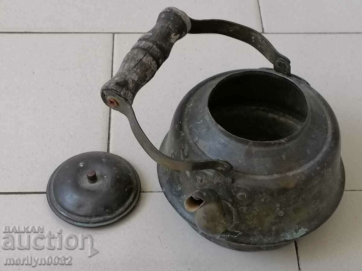 Delivery of Old brass teapot household dish Delivery of Old brass teapot household dish