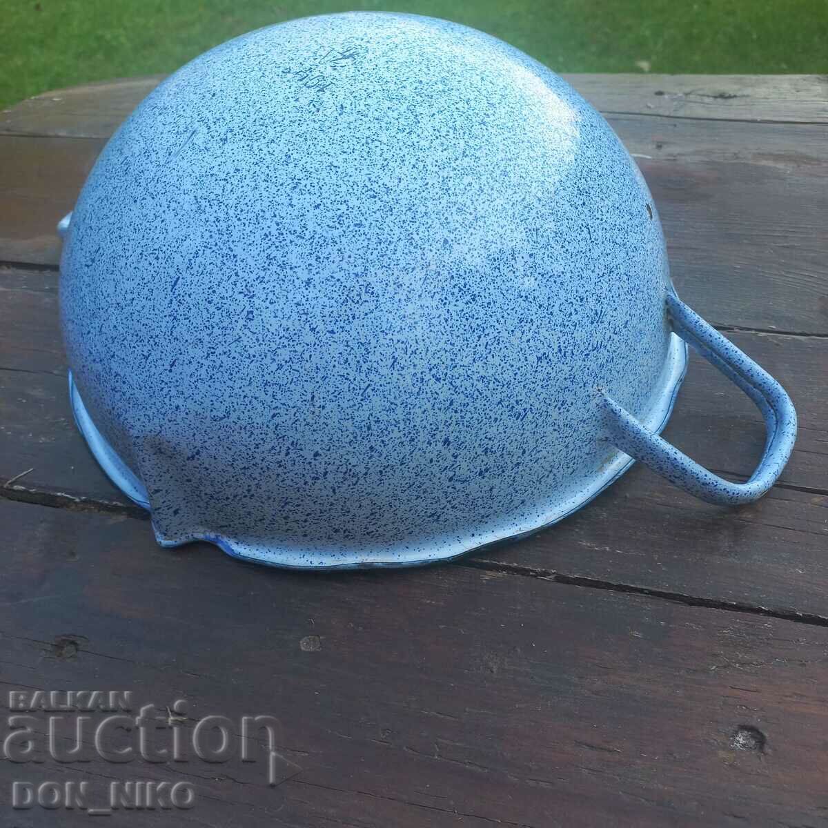 Delivery of Enamelled oval dish