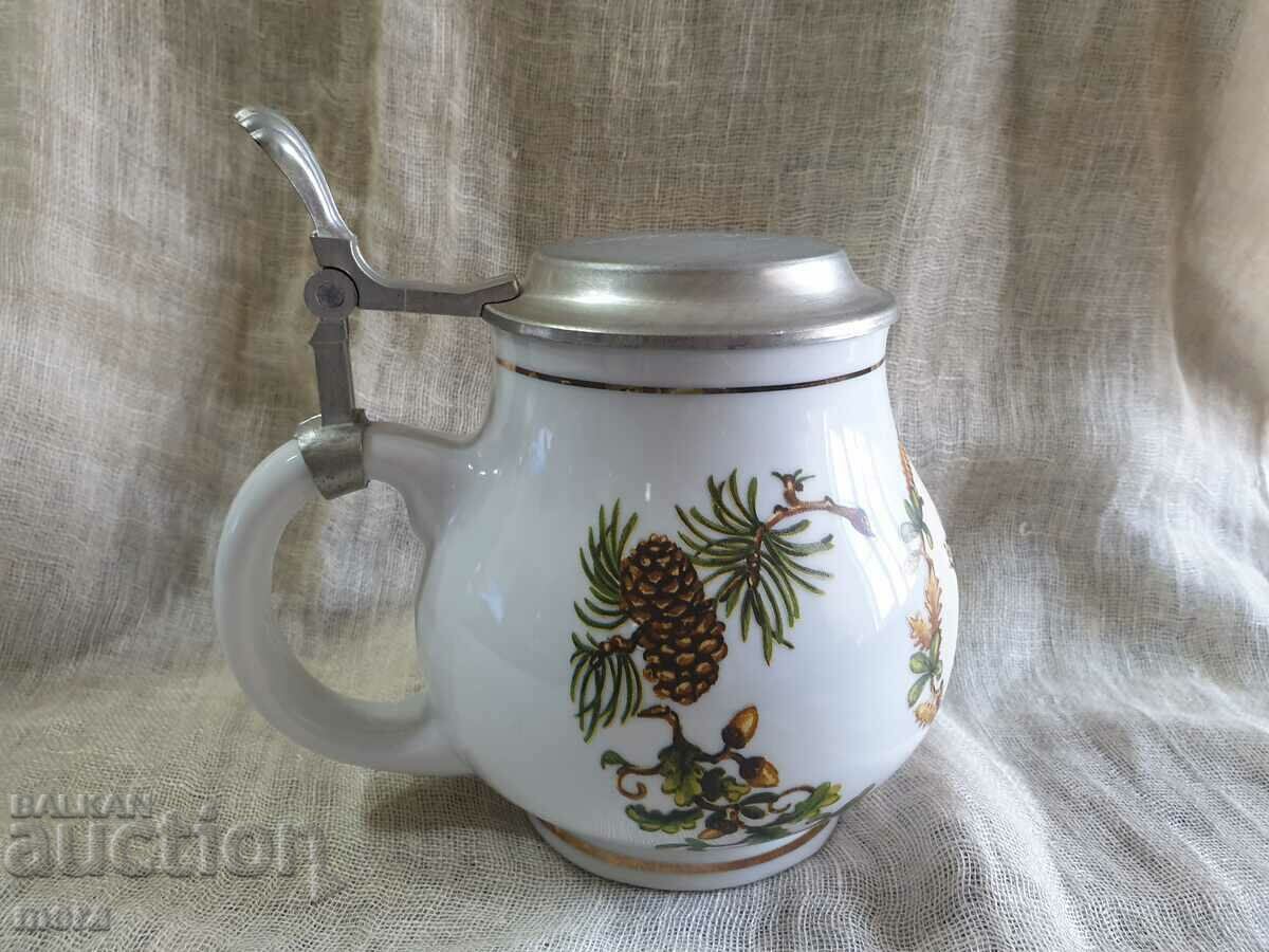 Auction German porcelain mug with hunting motifs Auction German porcelain mug with hunting motifs