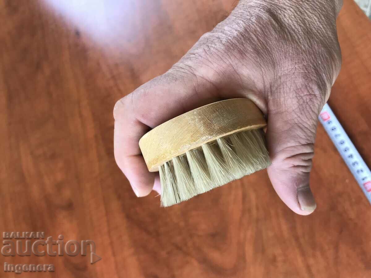 Licitație PERIE DE HAINE NOUĂ