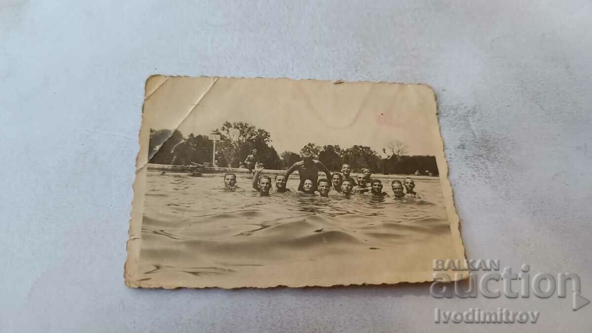 Пощенска картичка Младежи в плувен басейн