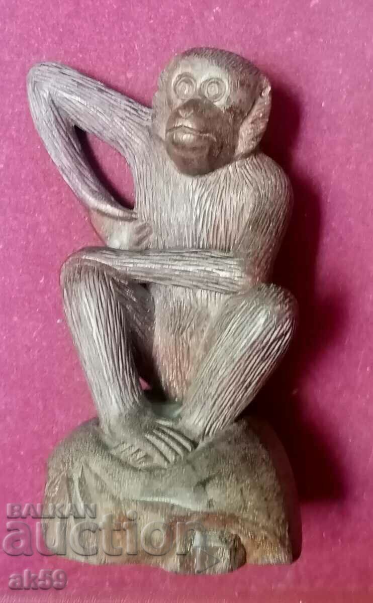 Фигура на маймунка - дърворезба малка пластика.