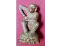 Figura unei maimuțe - sculptură în lemn de plastic mic.