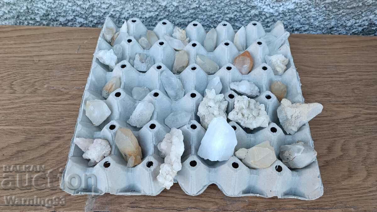 Πολλά κρύσταλλα - διάφορα σχήματα - φυσικές πέτρες