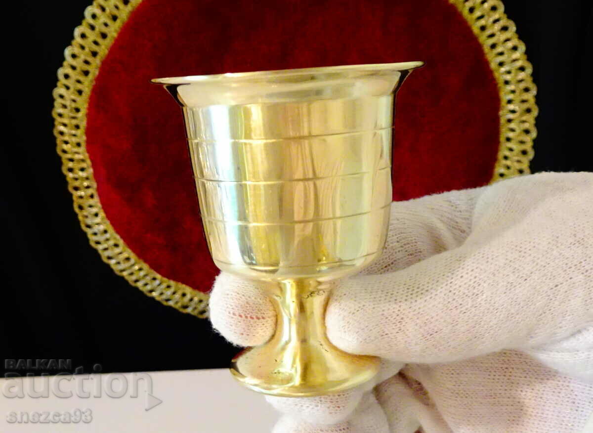 Delivery of Massive bronze cup on a stand Delivery of Massive bronze cup on a stand