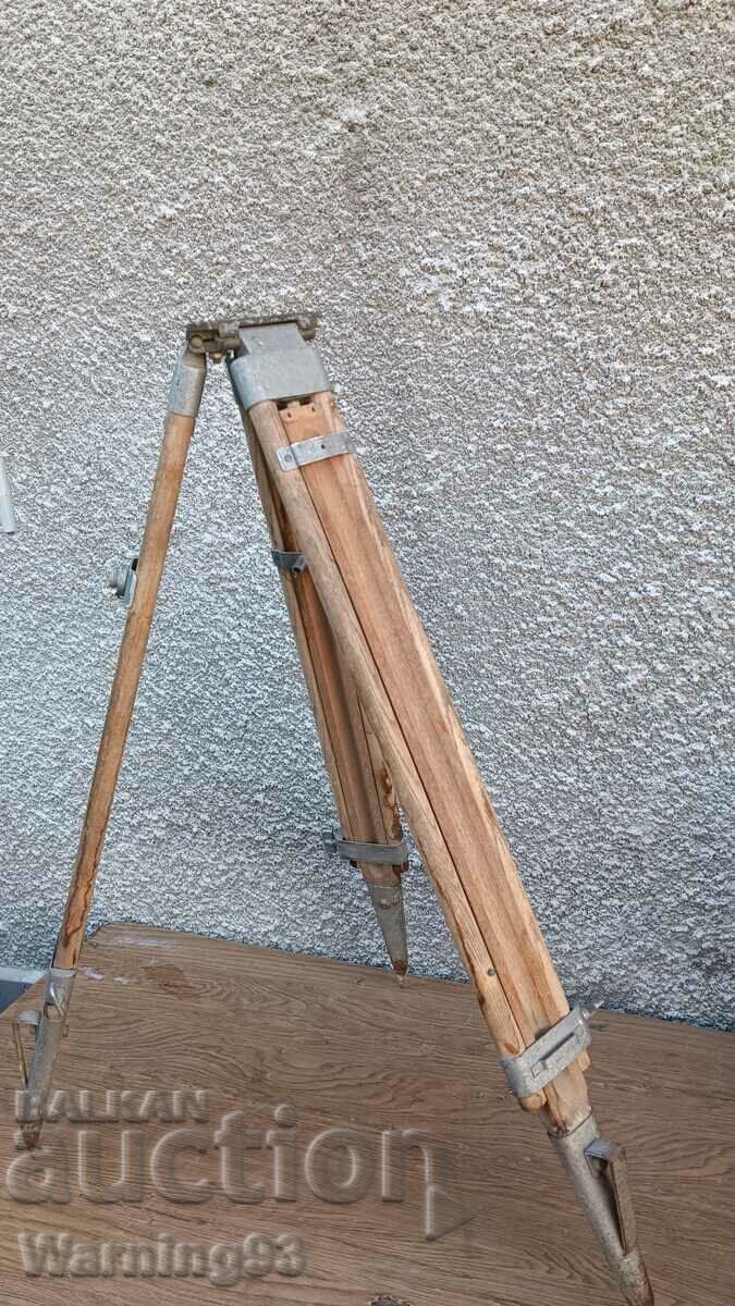 Παλιό ξύλινο θεοδόλιθο τρίποδο με τιμή € 60.00 | 117.35 BGN