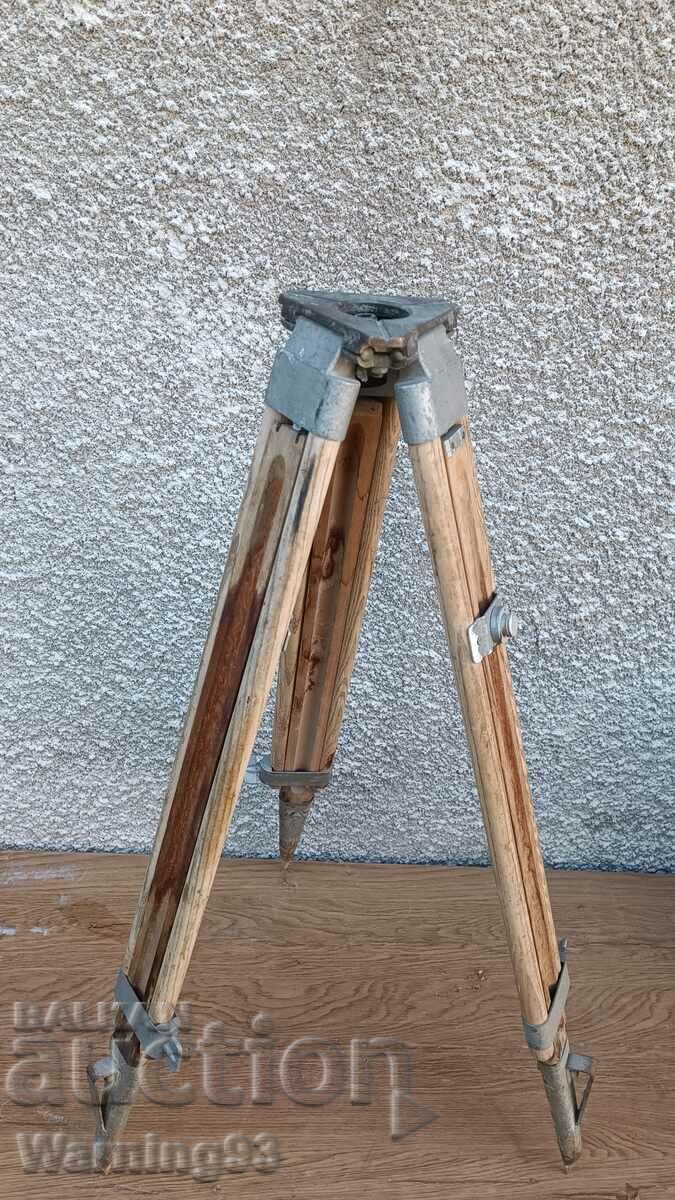 Παράδοση Παλιό ξύλινο θεοδόλιθο τρίποδο