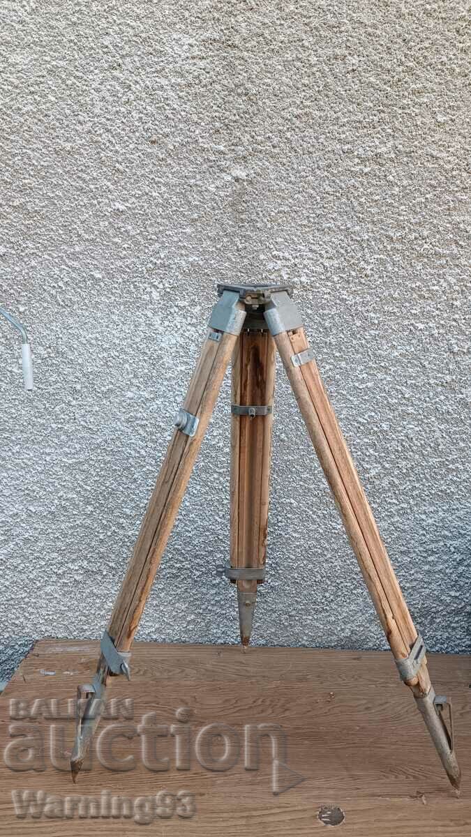 Παλιό ξύλινο θεοδόλιθο τρίποδο