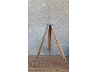 Стара дървена тринога от теодолит