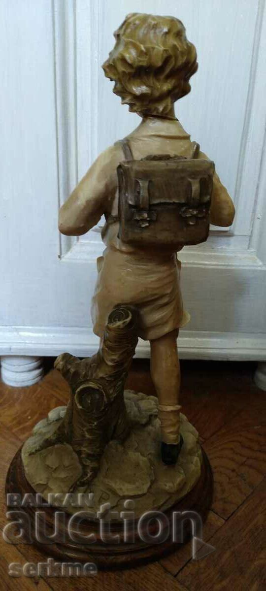 Auction Polyresin figure. Auction Polyresin figure.