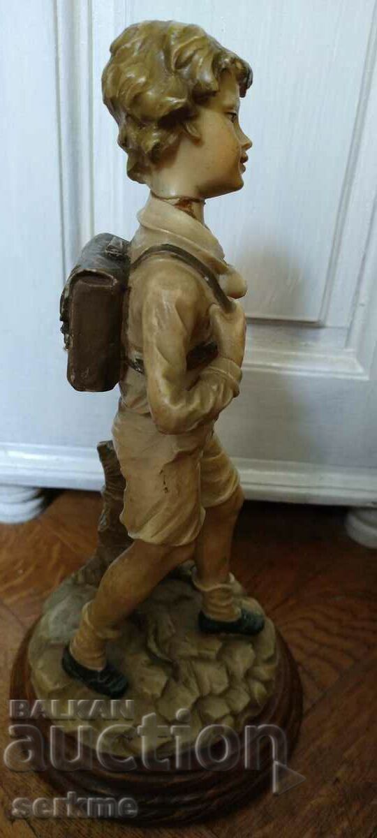 Delivery of Polyresin figure. Delivery of Polyresin figure.