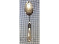 Frumoasa lingura de dulceata placata cu argint cu maner sidef