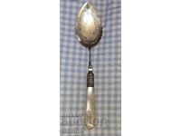 Frumoasa lingura de dulceata placata cu argint cu maner sidef