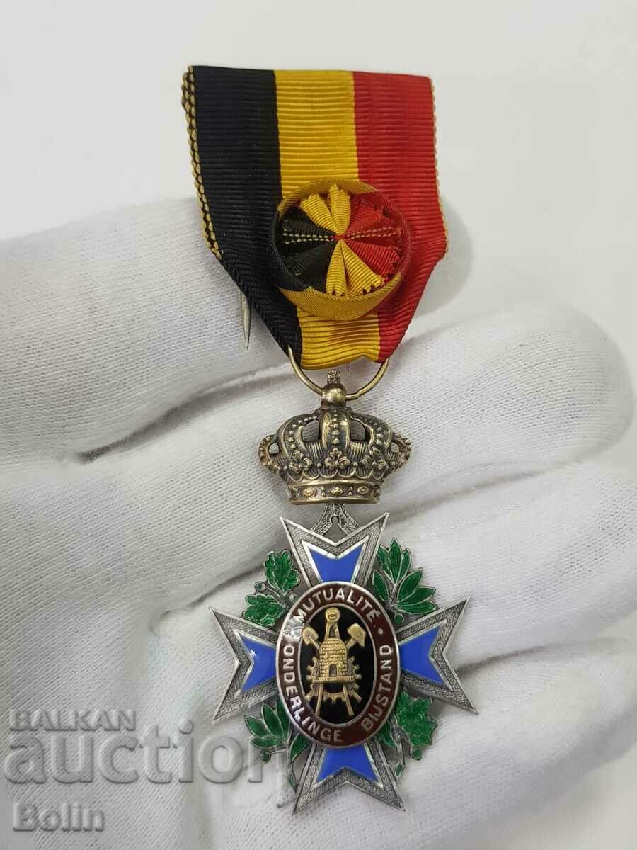 O frumoasă medalie de ordin belgian cu email clasa a IV-a