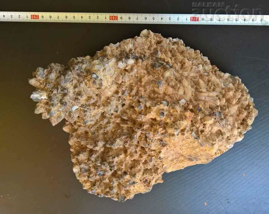 Quartz mineral natural specimen