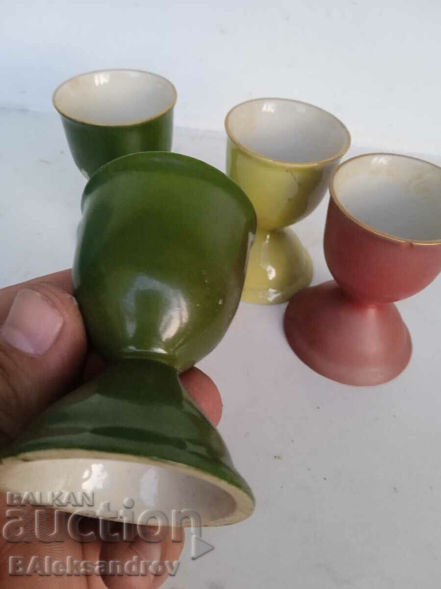 Παράδοση Πολλά παλιά πορσελάνινα κύπελλα αυγών Παράδοση Πολλά παλιά πορσελάνινα κύπελλα αυγών