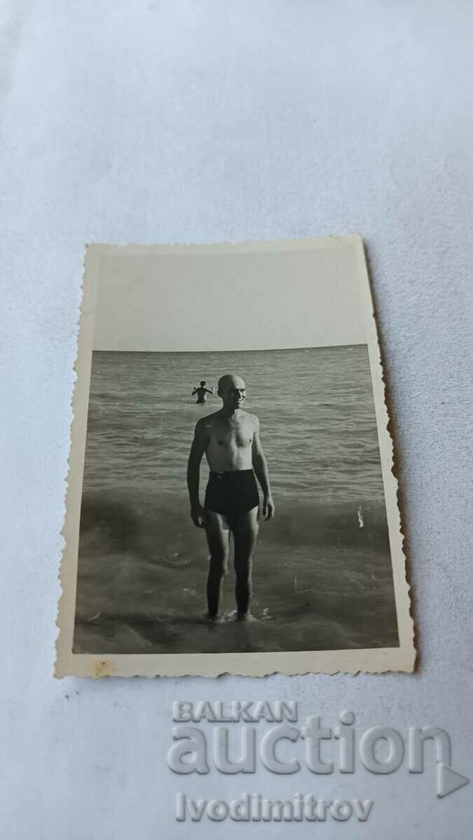 Снимка Мъж по бански на брега на морето