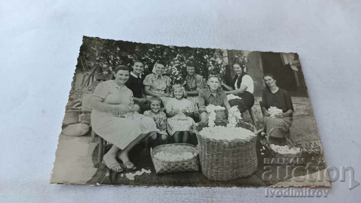 Photo Women and children with woven cotton baskets