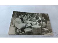 Снимка Жени и деца с плетени кошници с памук
