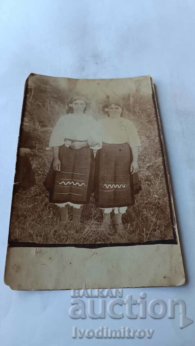 Снимка Две жени в традиционно облекло