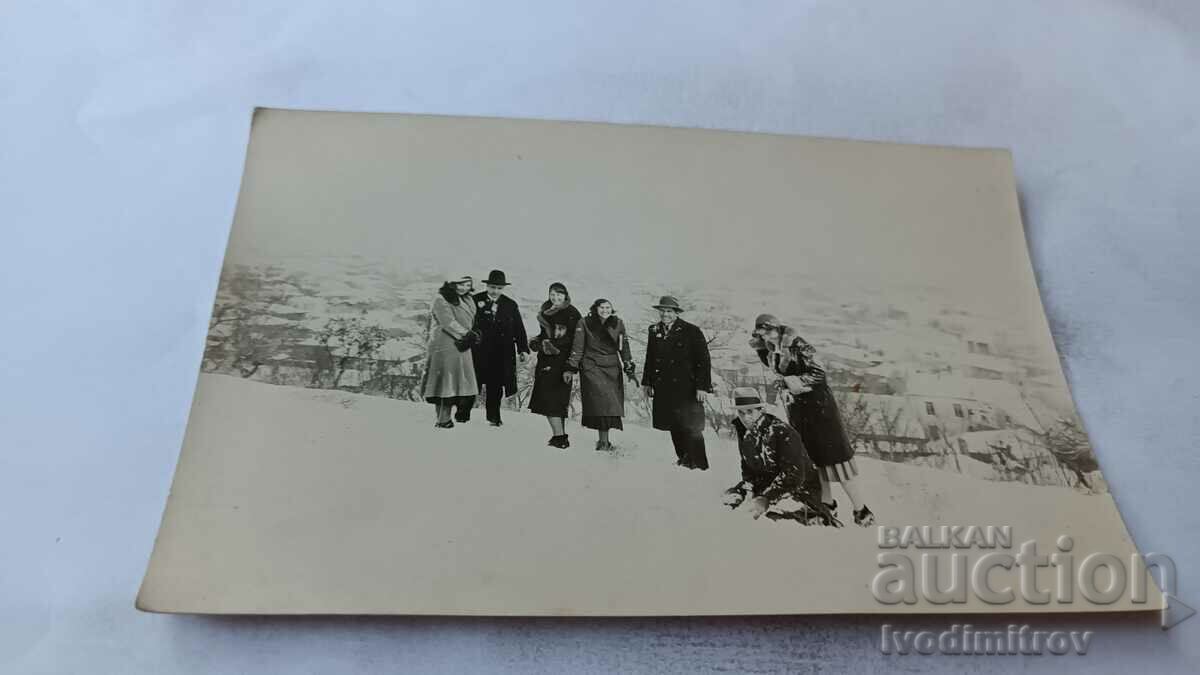 Φωτογραφία Karnobatu Νέοι άνδρες και γυναίκες πάνω από την πόλη το χειμώνα