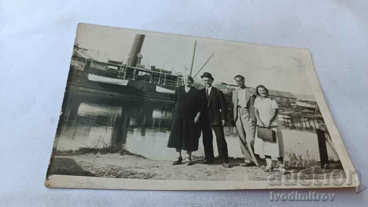 Foto Doi bărbați și două femei pe un debarcader de pe Dunăre