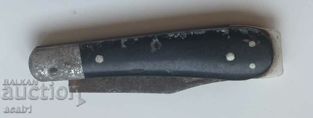An old folding knife with price 14.99 BGN | € 7.66 An old folding knife with price 14.99 BGN | € 7.66