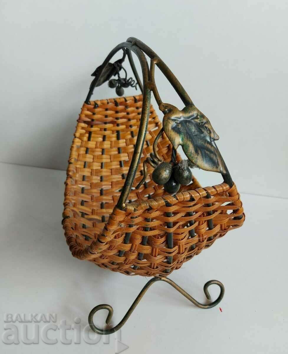 PANER BASKET DECORATED WITH LEAVES