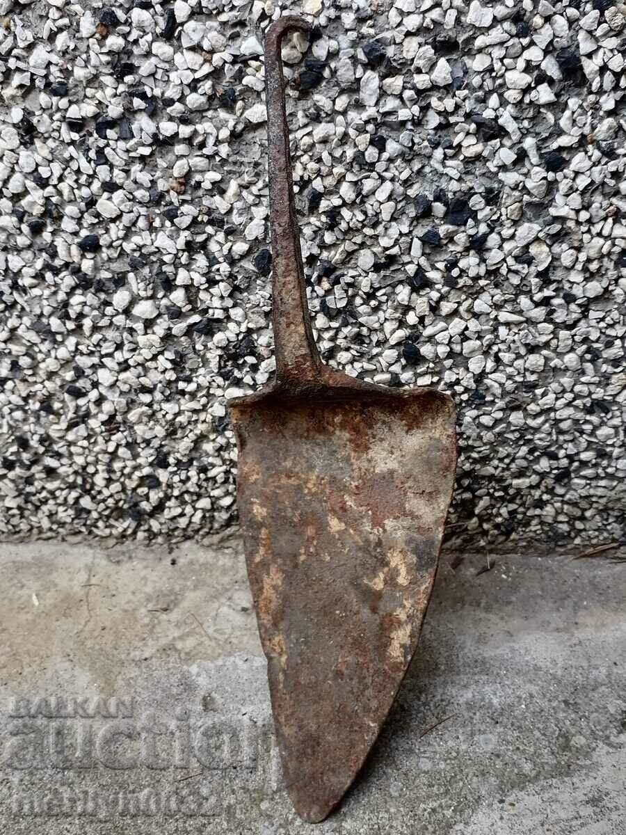 Device, tool, wrought iron trowel