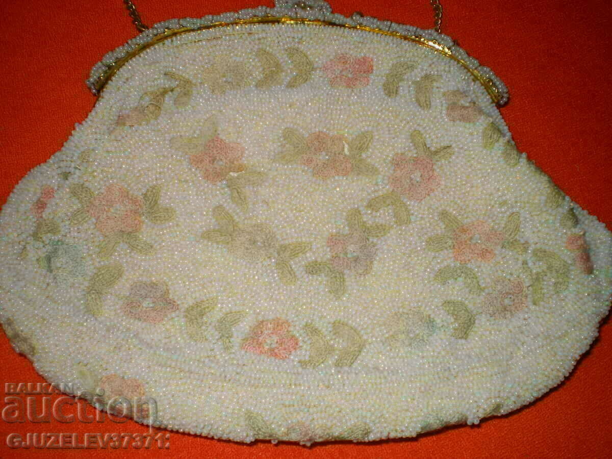 Vintage Τσάντα Πορτοφόλι Λευκή Γυάλινη Χάντρες Κέντημα WALBOR με τιμή 79.00 BGN | € 40.39 Vintage Τσάντα Πορτοφόλι Λευκή Γυάλινη Χάντρες Κέντημα WALBOR με τιμή 79.00 BGN | € 40.39