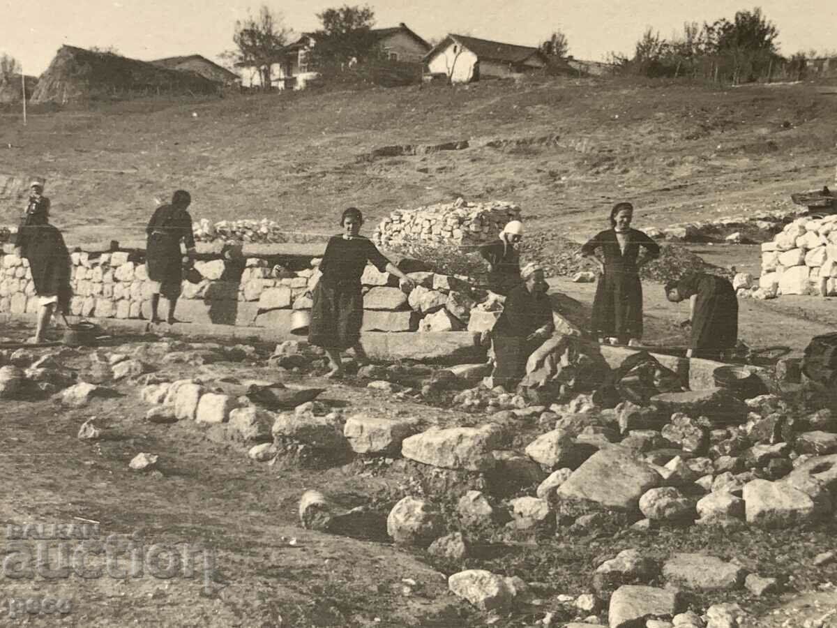 Delivery of At the Bit and culture fountain, an old photo Delivery of At the Bit and culture fountain, an old photo