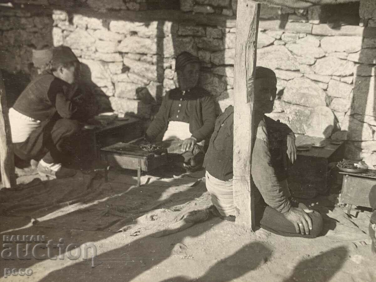 He groped for an old photo with price 40.00 BGN | € 20.45