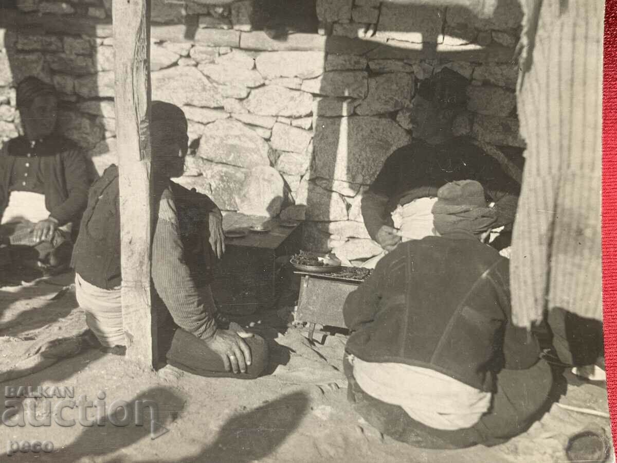 Auction  He groped for an old photo