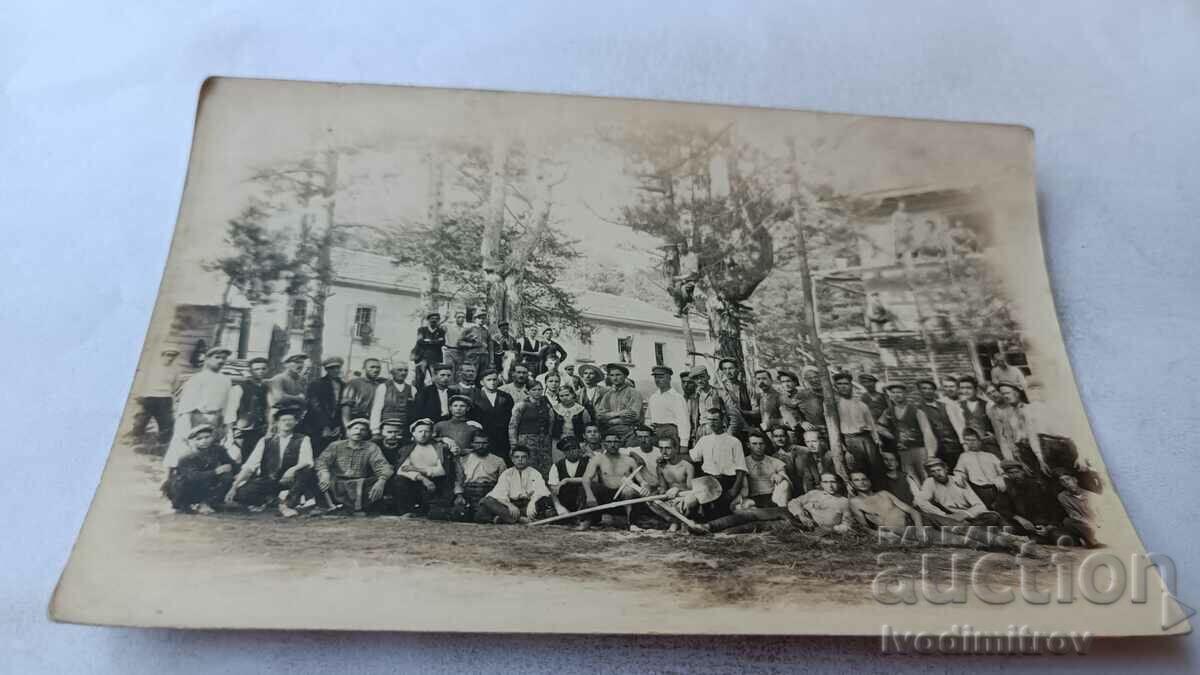 Photo Men women and children in a mountain resort